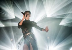 FKA Twigs Billets